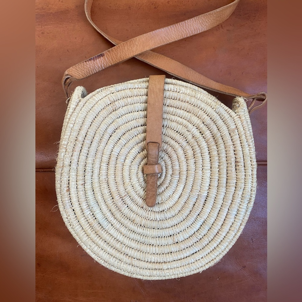 Round straw purse